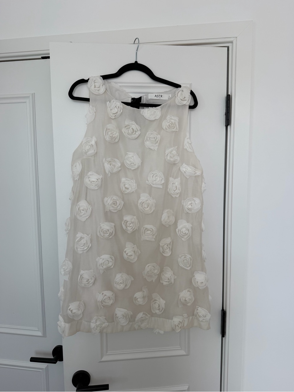 ASTR White Floral Appliquรฉ Sleeveless Dress size L